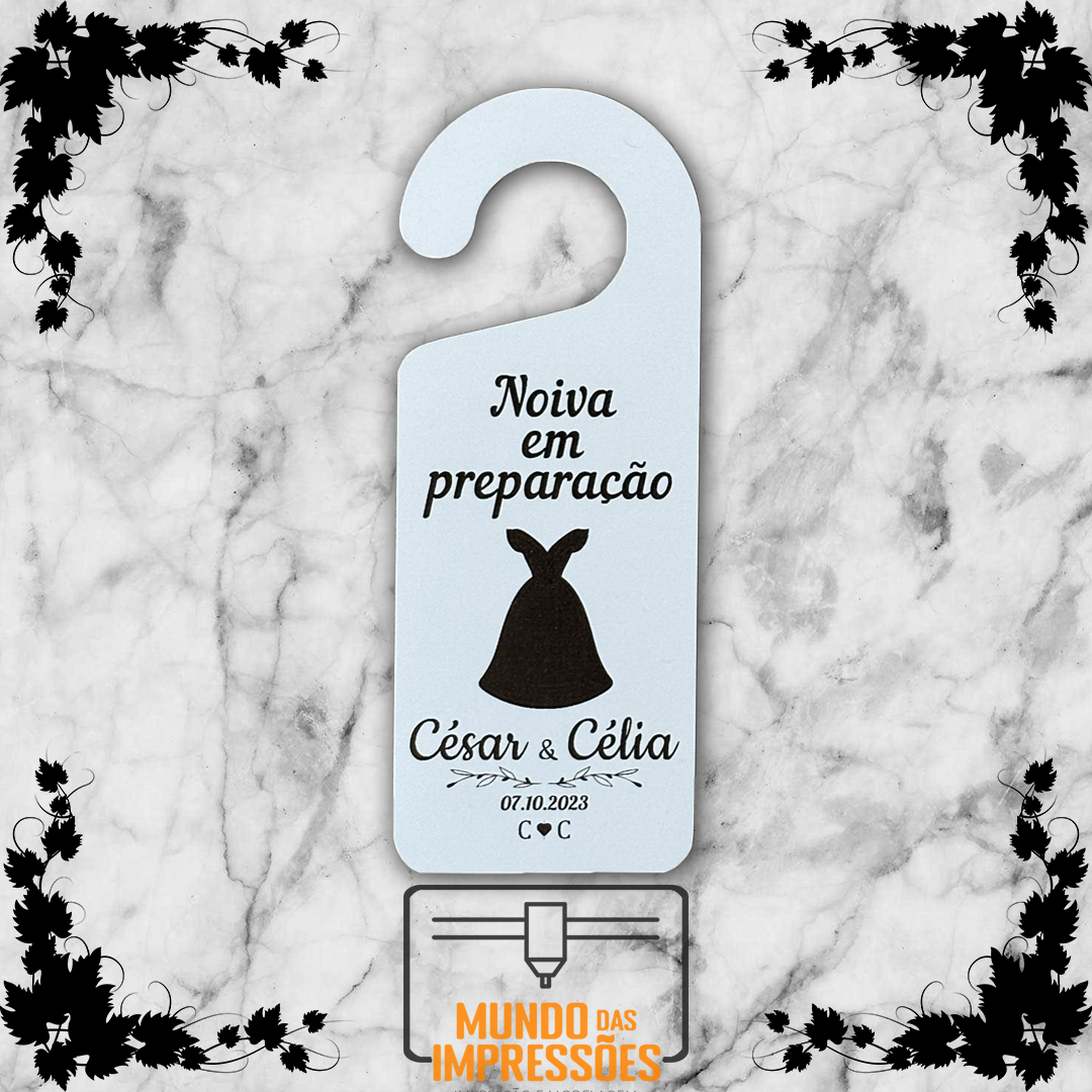 Aviso de Porta para Casamento Personalizado em Madeira - Noiva/Noivo em Preparação - Mundo das Impressões