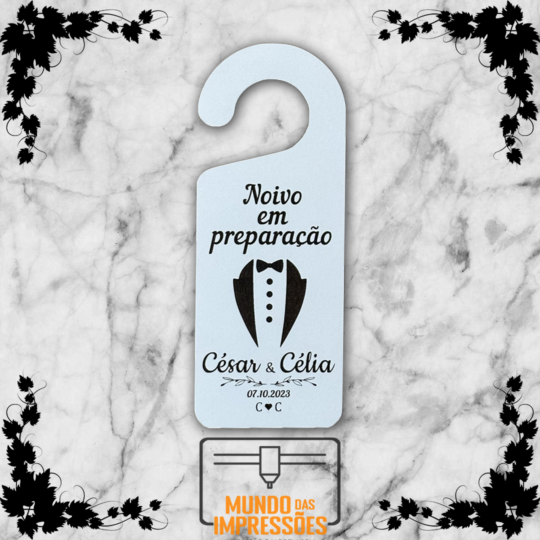 Aviso de Porta para Casamento Personalizado em Madeira - Noiva/Noivo em Preparação - Mundo das Impressões