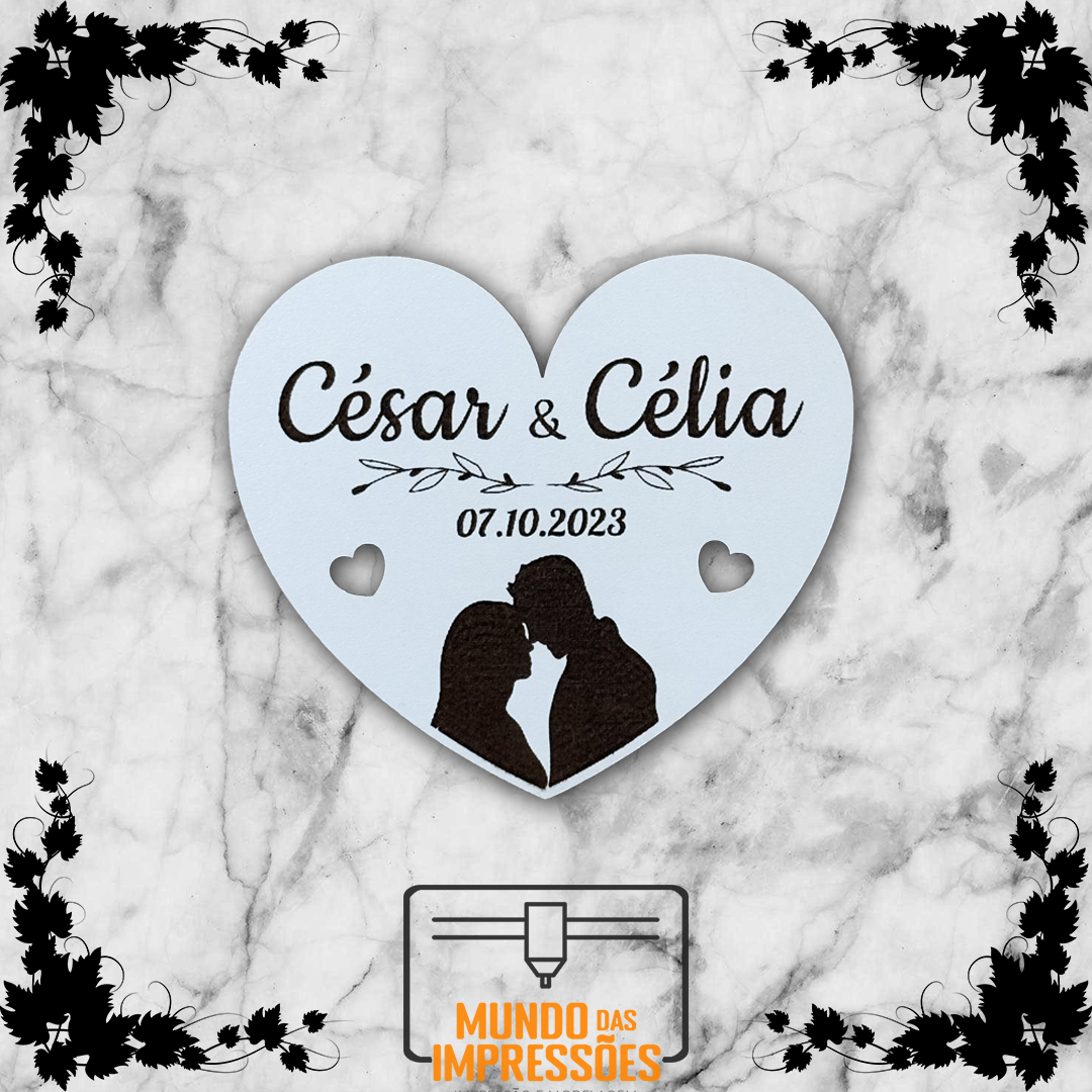 Lembrança de Casamento Personalizada em Madeira - Coração e Silhueta - Mundo das Impressões