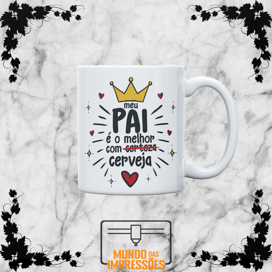 Caneca branca com design de coroa e mensagem sobre cerveja para pai
