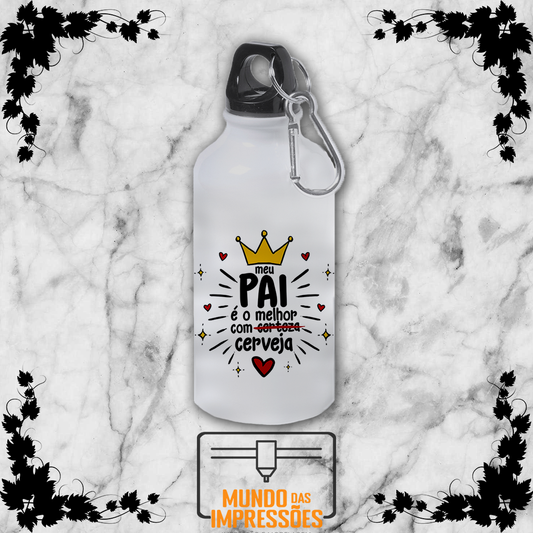 Garrafa de alumínio branca com design de coroa e mensagem sobre cerveja