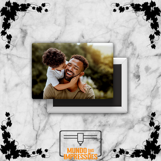 Íman em cerâmica personalizado mostrando pai e filho num abraço afetuoso ao ar livre