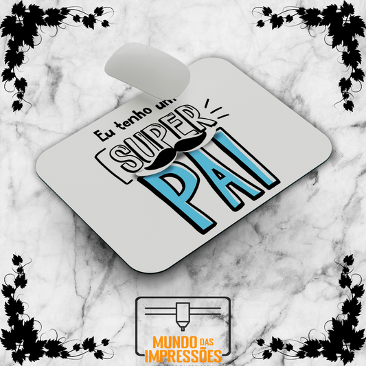 Tapete de rato branco com design Super Pai e bigode em azul e preto